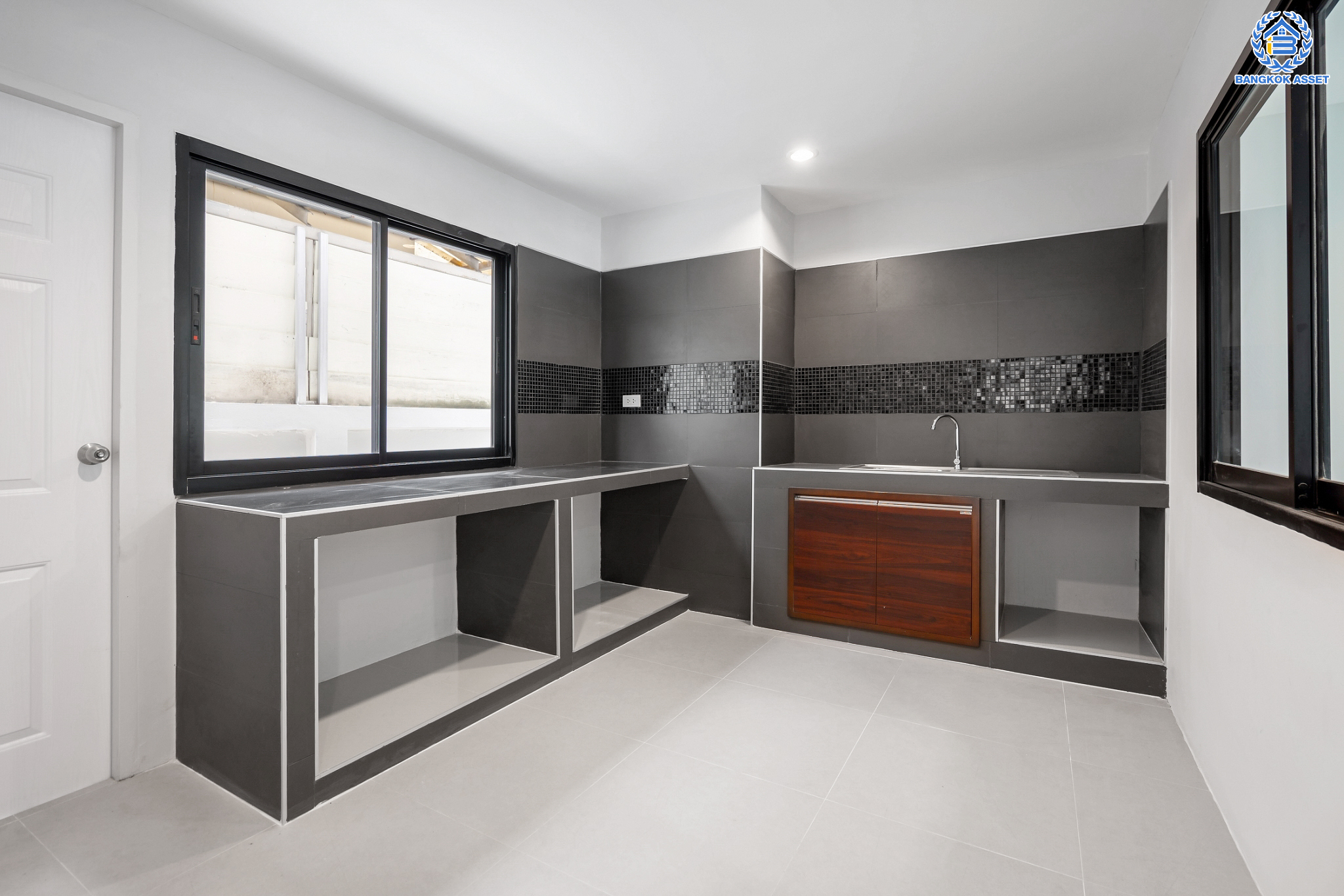 บ้านมือสองตกแต่งใหม่ ม.เพชรวัฒนะ เลียบคลองประปา บ้านเดี่ยว เนื้อที่ 50 ตร.ว. ฟังก์ชันพร้อม 3 ห้องนอน 3 ห้องน้ำ 1 ห้องอเนกประสงค์ จอดรถได้ 2 คัน บนทำเลเชื่อมต่อแจ้งวัฒนะ, ถนนศรีสมาน, ถนนสรงประภา เดินทางสะดวก ใกล้ทางด่วน "บางประอิน-ปากเกร็ด" และรถไฟฟ้าสายสีชมพู "สถานีศรีรัช"